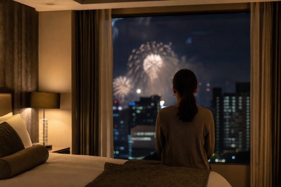 花火大会当日、静かな客室でくつろぐ落ち着いた雰囲気のイメージ
