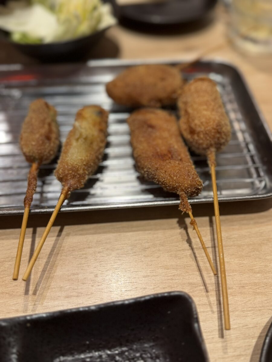 揚げたての串カツ。ソースの二度漬け禁止の串