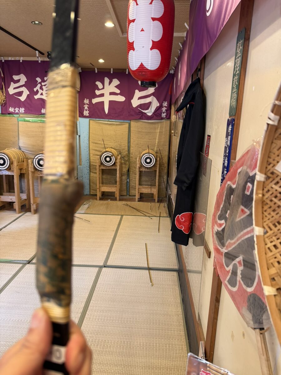 弓道場の的が並ぶ店内