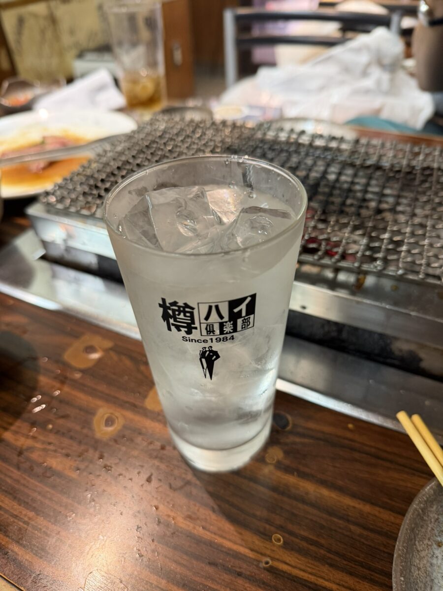 焼肉・韓国料理の看板が並ぶ鶴橋の路地